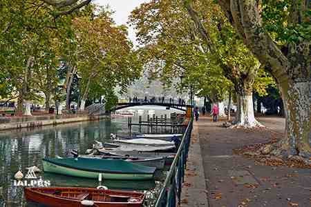 Canal du  Vassé et le pont des Amours à Annecy