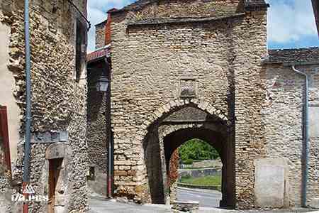 Crémieu porte neuve, Isère