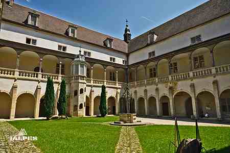 Cour de l'Hôtel-Dieu à Dole, Jura