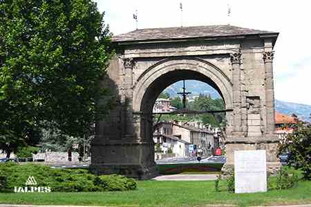 Arc d'Auguste à Aoste, Italie