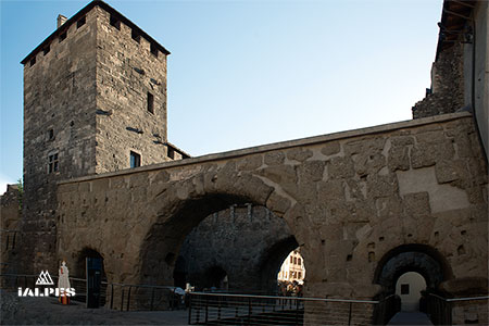 Aoste,: tour des seigneurs de Quart