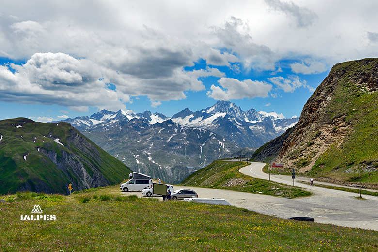 Valais, Vue panoramique sur le mont Finsteraarhorn et le parking du col de la Furka dans les Alpes suisses, en Suisse.