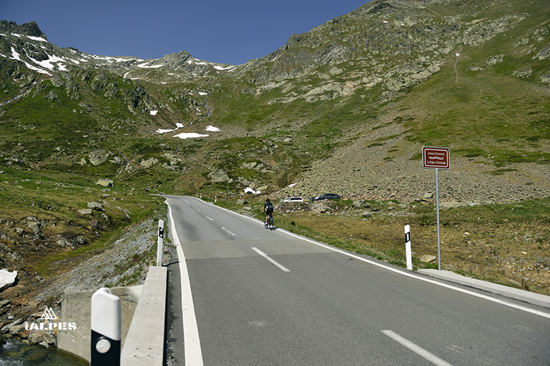 Valais, cycliste sur la route du col du Grand-Saint-Bernard.