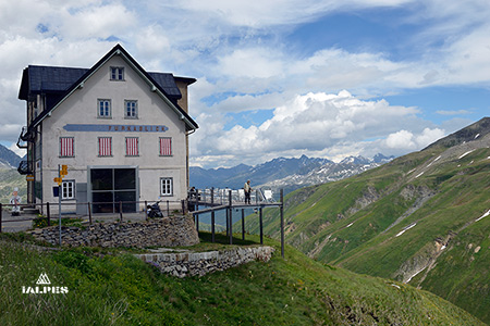 Valais: Hôtel Belvédère abandonné dans le virage en épingle du col de la Furka Suisse.