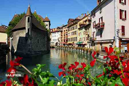 Haute-Savoie: Annecy le canal du Thiou et le Palais de l'Isle
