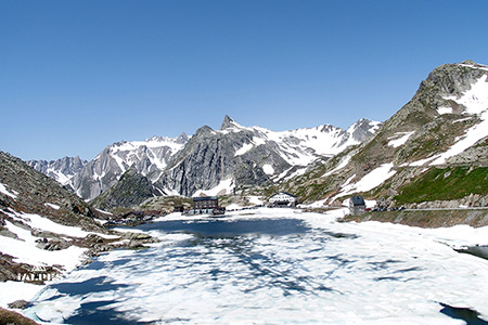 Valais, col du Simplon et le lac gelé