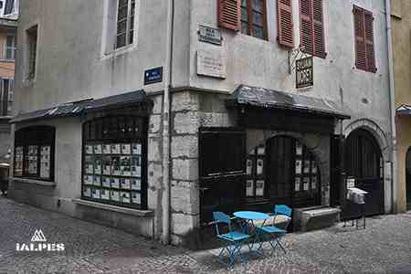 Savoie: Chambéry boutique du15e siècle.
