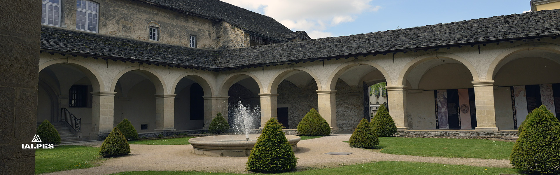 cloitre à Crémieu