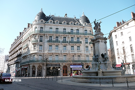 Visite de Grenoble,la fontaine des trois ordres