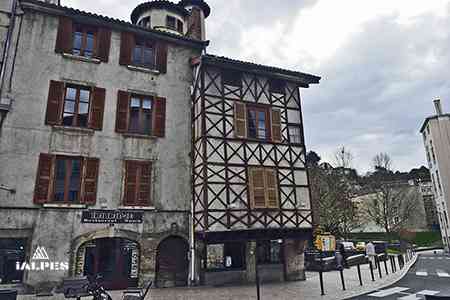 Maison médiévale bordand le jardin des Cybeles à Vienne en Isère