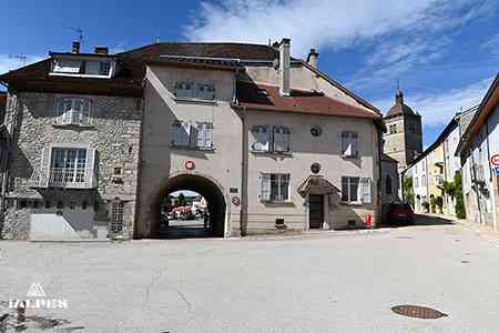 Orgelet, place du Bourg de Merlia