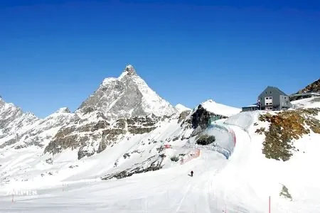 Vallée d'Aoste, domaine skiable de Cervinia-Breuil et le Cervin.