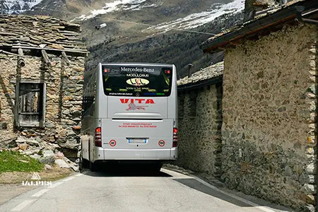 Vallée d'Aoste, ligne de bus du parc du Grand Paradis dans la Valsavarenche. 